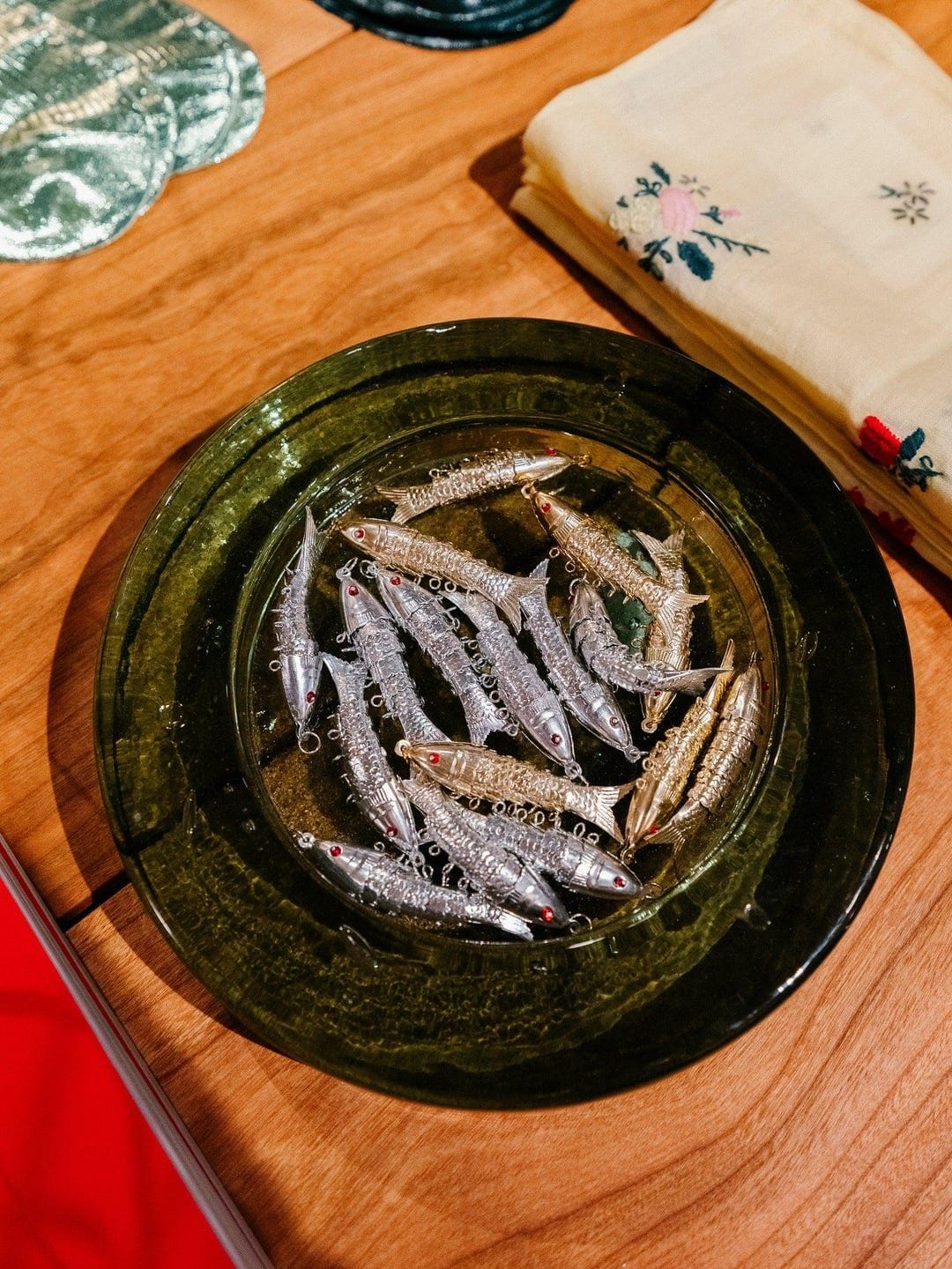 Articulating fish charm