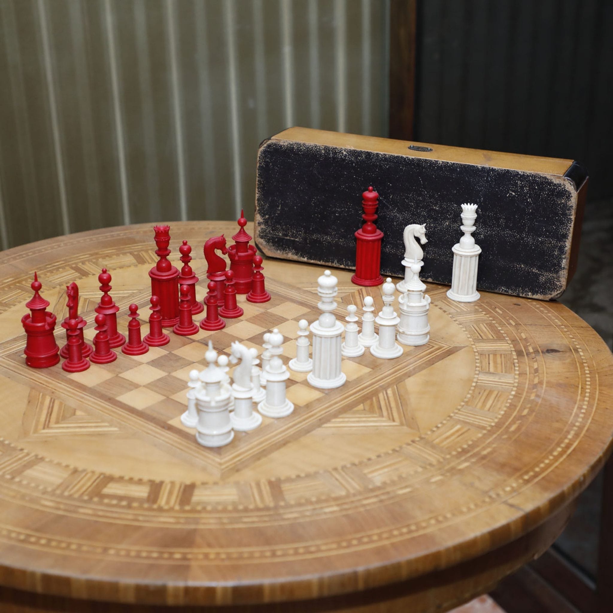 Box con serie completa di scacchi in avorio, 800