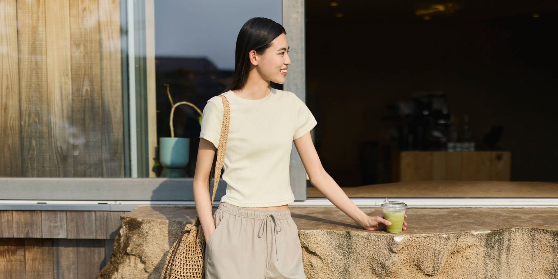 uniqlo white tee