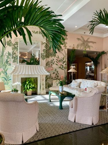 hotel lobby bars / lounges