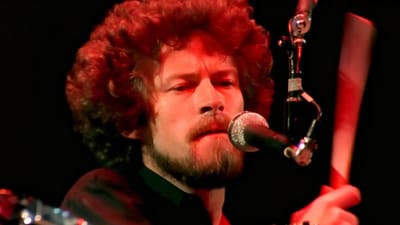 "Hotel California" (Live 1977) by Eagles