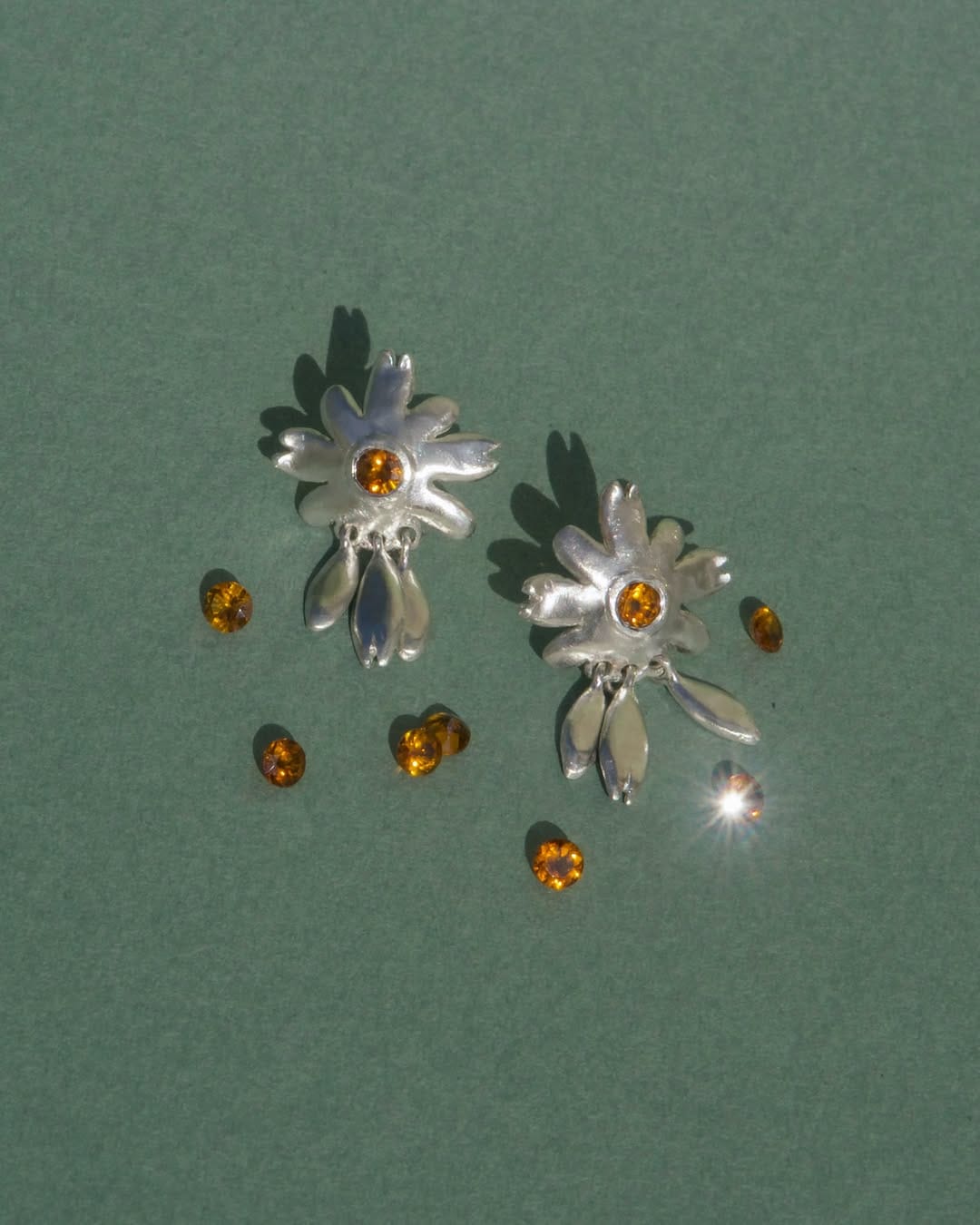 Shuo Jewelry Resting Daisy Earrings