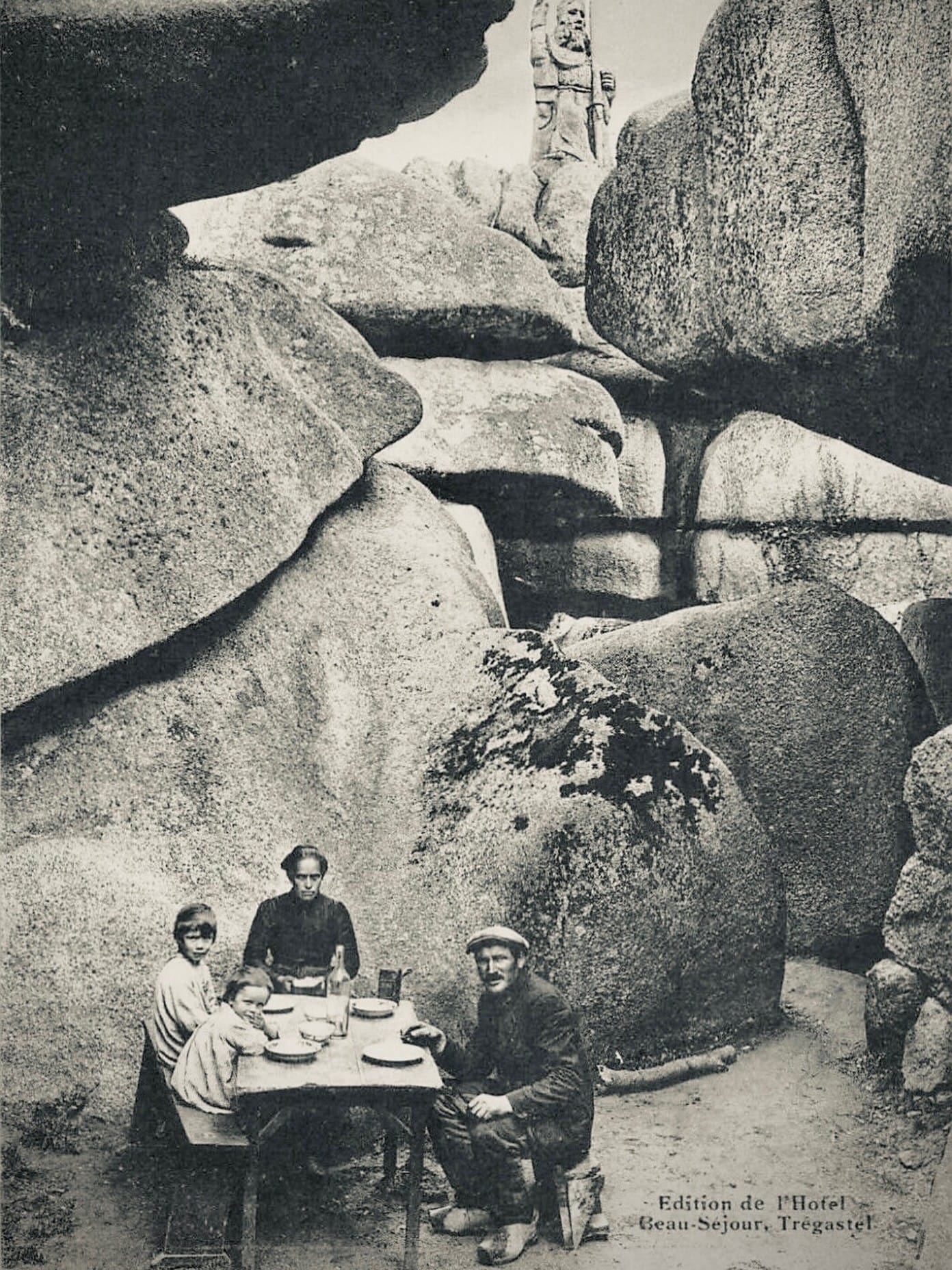 Family Lunch in Trégastel, Rocher du Père Éternel