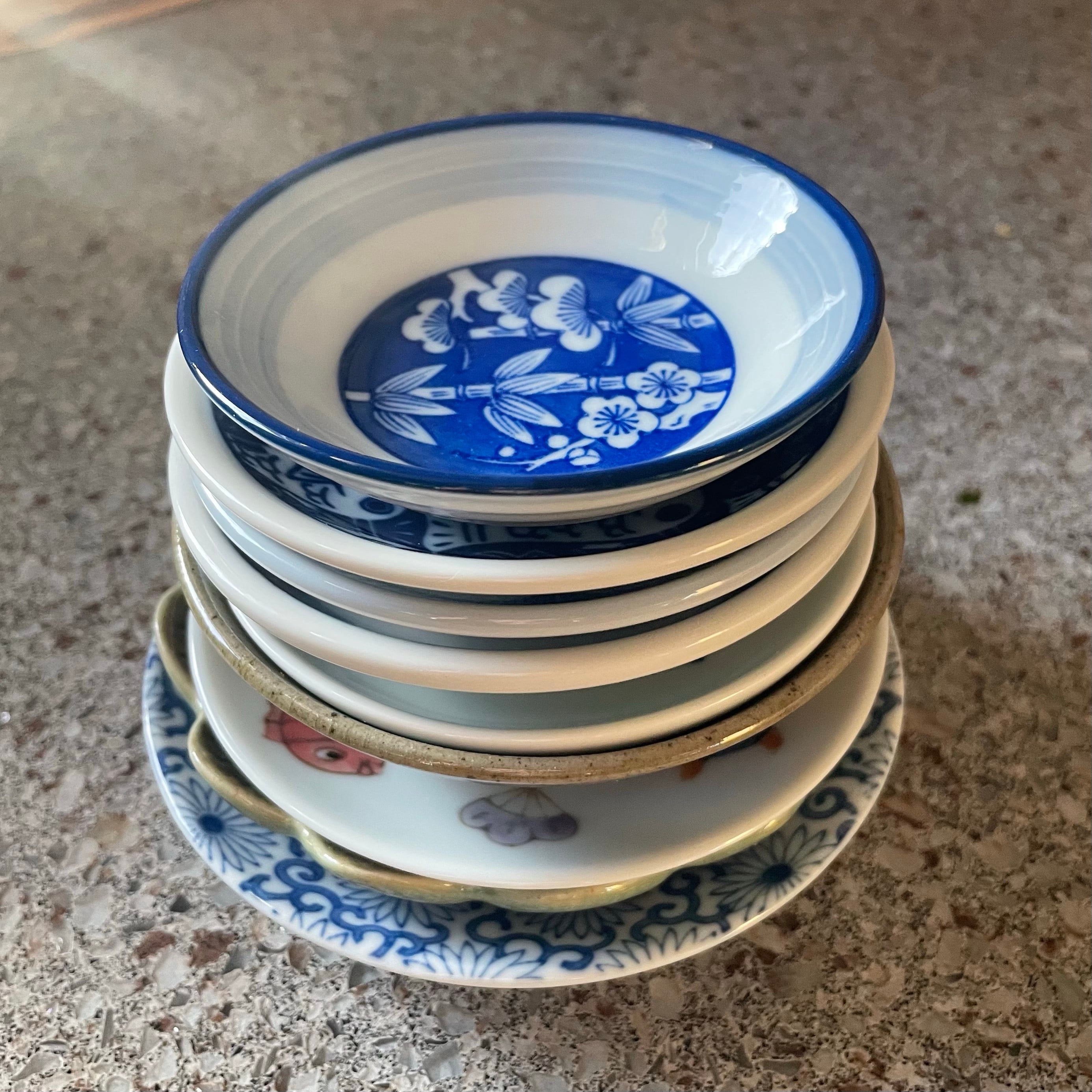 Using soy sauce plates for your cat’s wet food