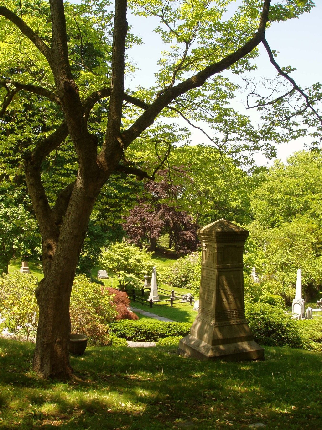 One of the most peaceful garden walks, and a beautiful church, in Boston. Resting place for Longfellow, Buckminster Fuller,...