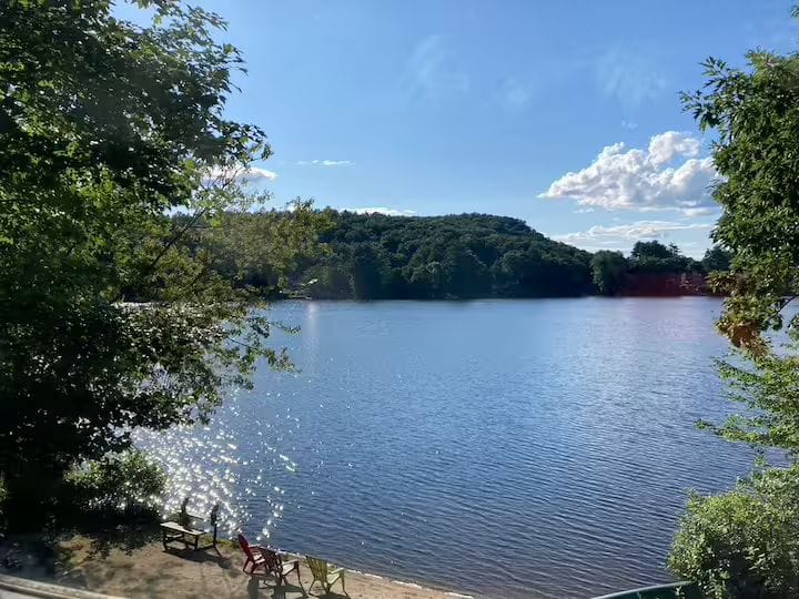 Guest suite in Belchertown with lake view