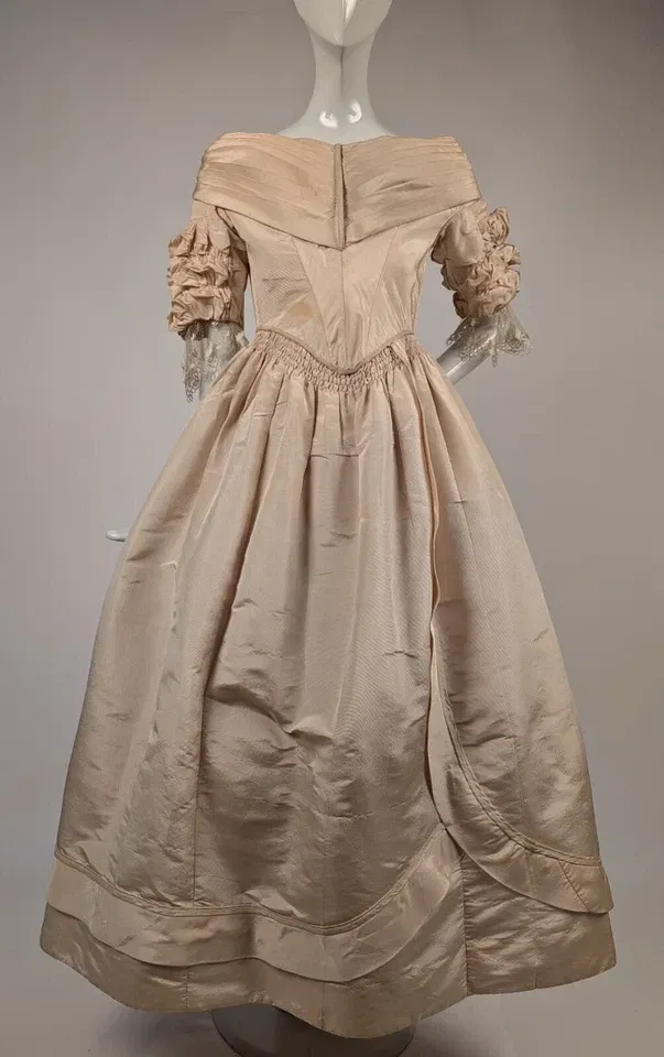 1830s gown