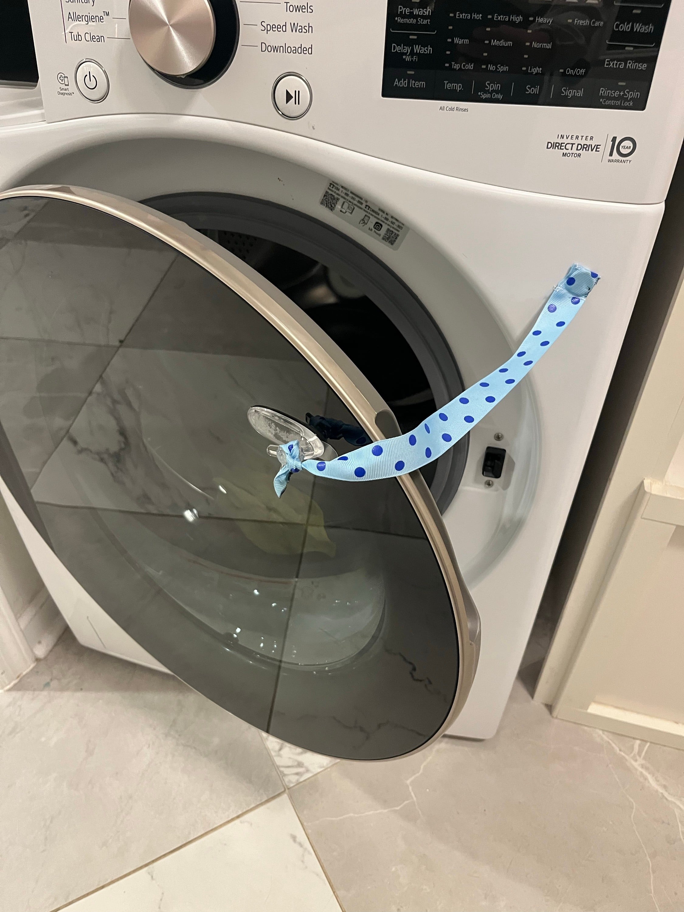 Strap to keep washer open