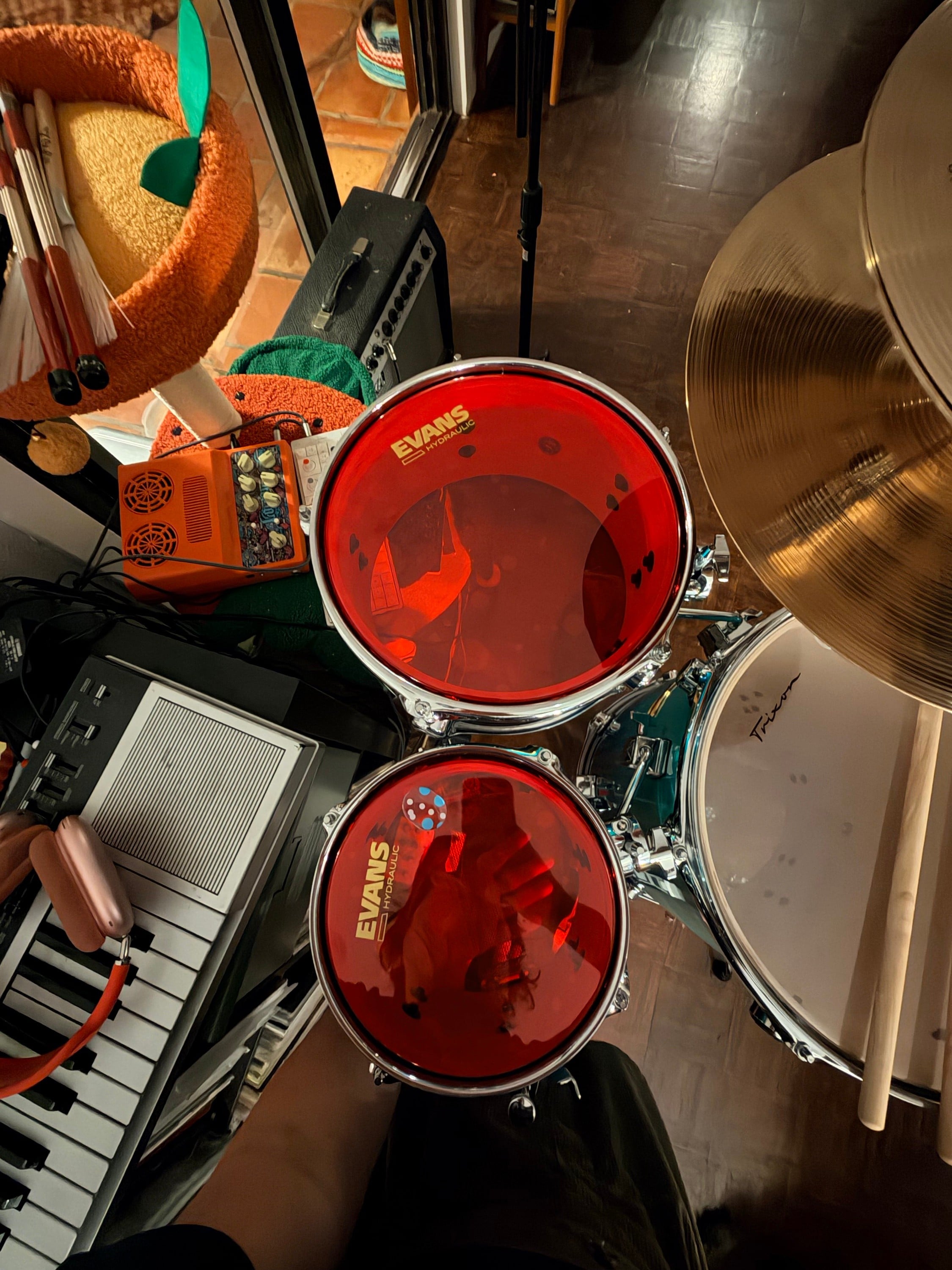 Evans hydraulic drumheads in red