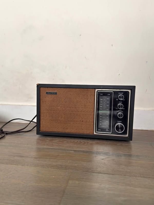 Vintage Sony dial radio - works