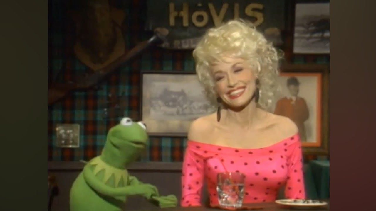 Dolly and Kermit singing "Everyday People"