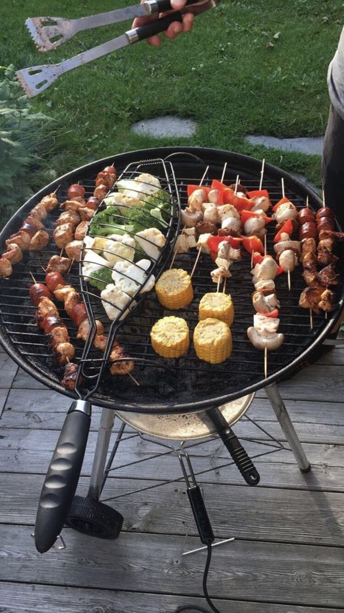 summer backyard barbqeue hangouts 