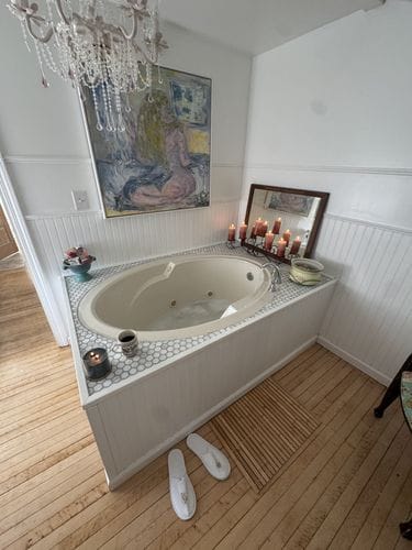 A bubble bath- with all the amenities