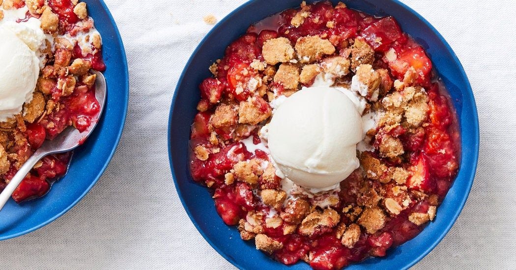 The Crunchiest Summer Fruit Crumble