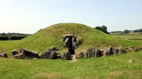  Bryn Celli Ddu 