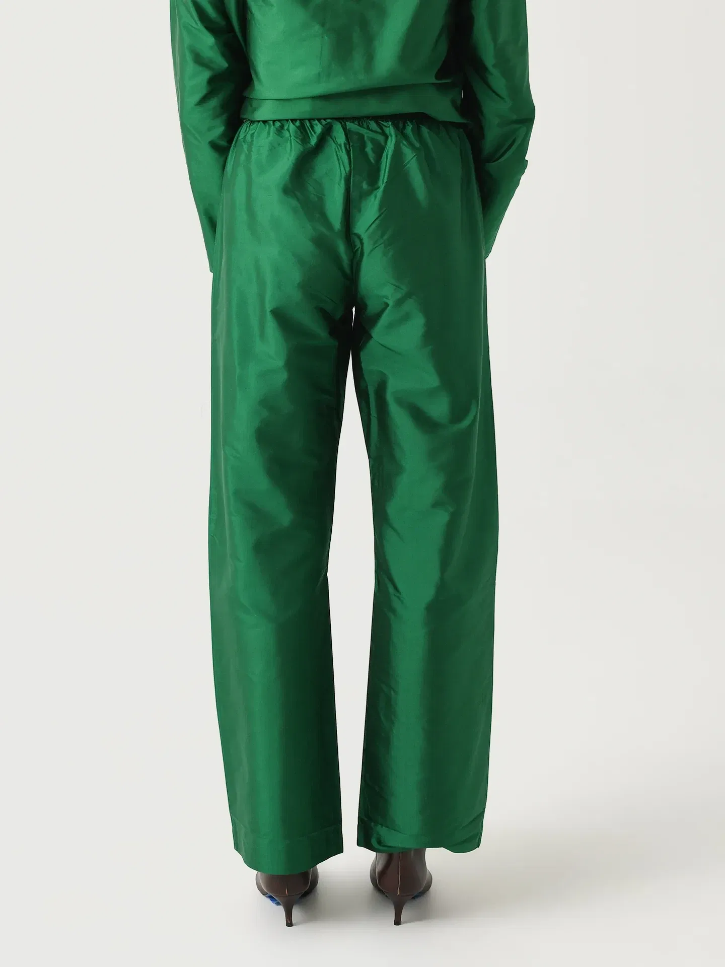 i had given up on silk taffeta pants (chan luu, donni) and then at my local crossroads I found the perfect pair of emerald green donni pants for $30, online they are going for $400+! They bring me so much joy.