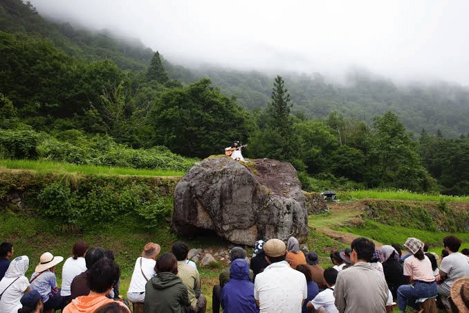 Ichiko Aoba Performs Live on a Rock
