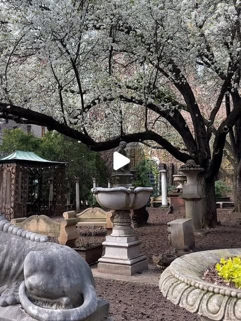 Elizabeth Street Garden in Nolita! The perfect city oasis that feels like an ivy-covered Roman courtyard.
