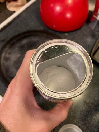 The built-in leveler on the baking powder container