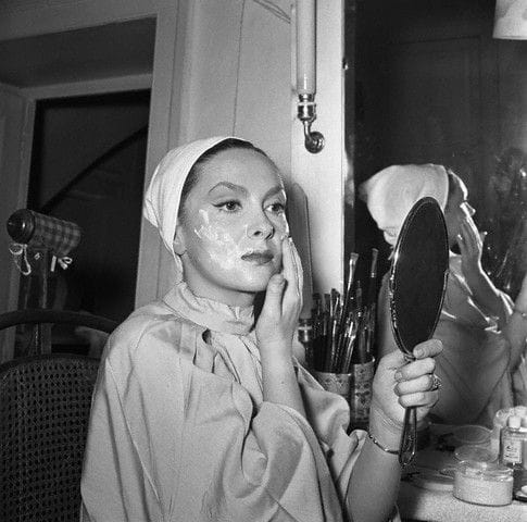 Apply Lotion In The Mirror Like An Actress