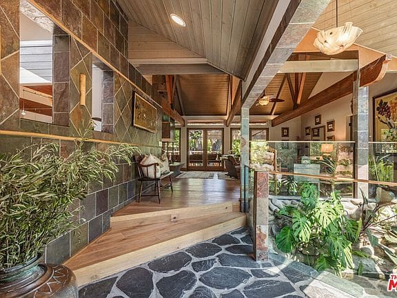 1064 Meadows End Dr, Calabasas