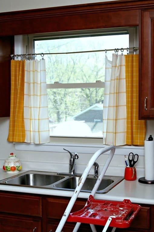 cloth napkin as cafe curtain