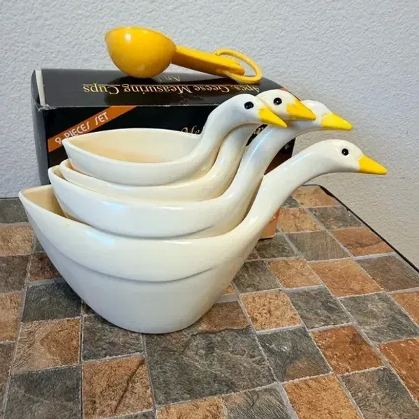 Charming Goose Measuring Cups Set - Cream and Yellow vintage rare