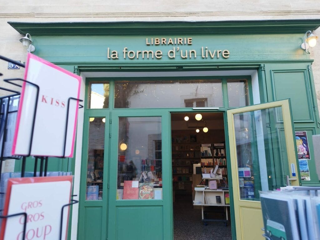 Librairie la forme d'un livre (Villeneuve-lès-Avignon, France)
