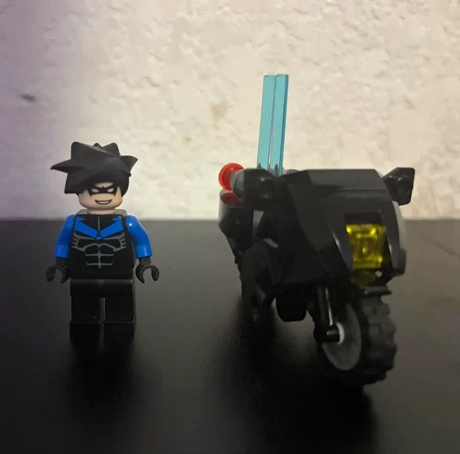 LEGO Batman Nightwing Minifigure & Motorcycle (2006)