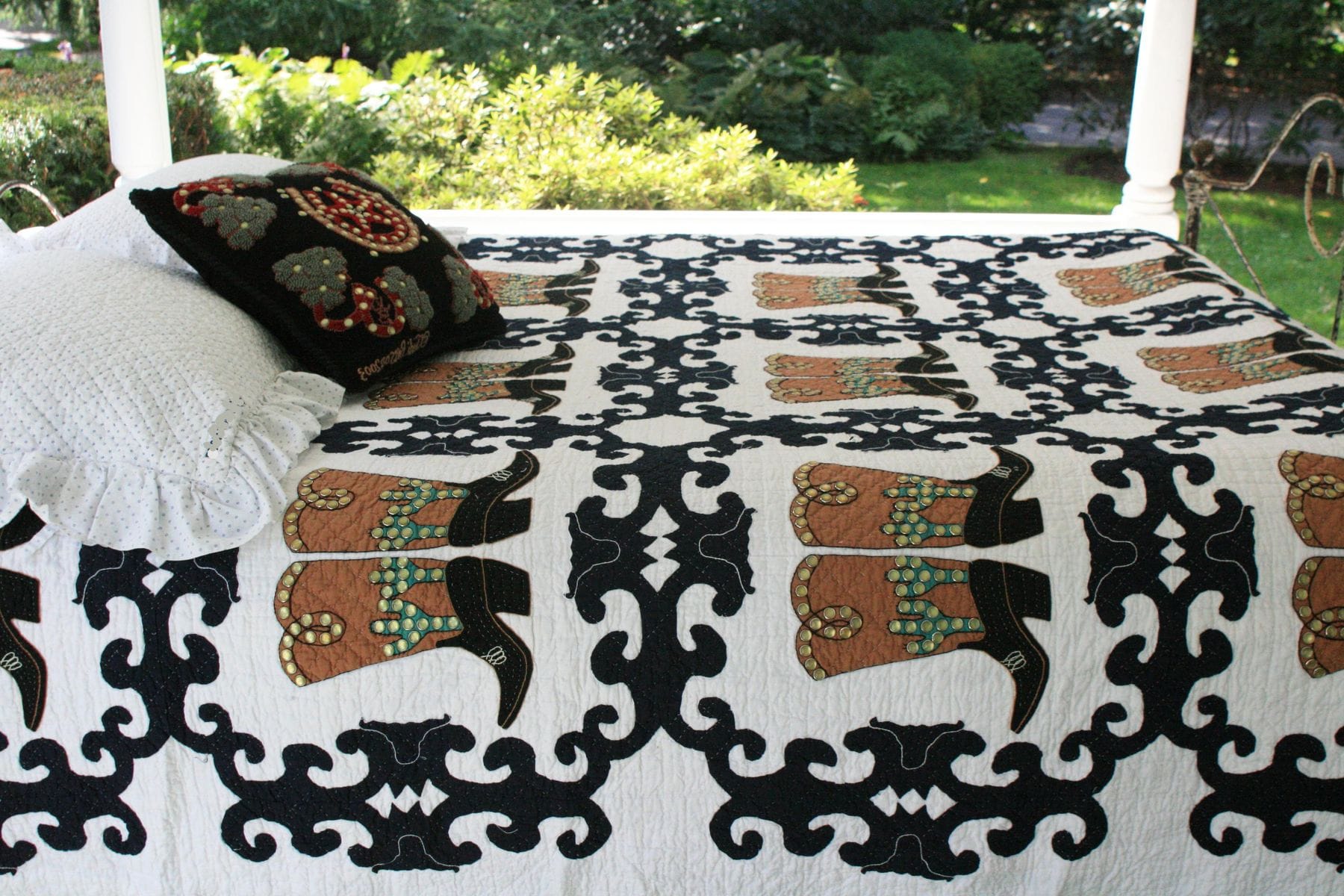 Big Boots Quilt (White-Navy with Green Rivets)