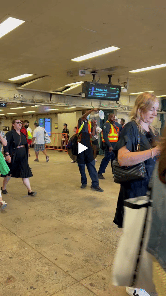 The specific summer sound of MTA workers shouting “Baseball 👈! Tennis 👉!” at Mets-Willets Point