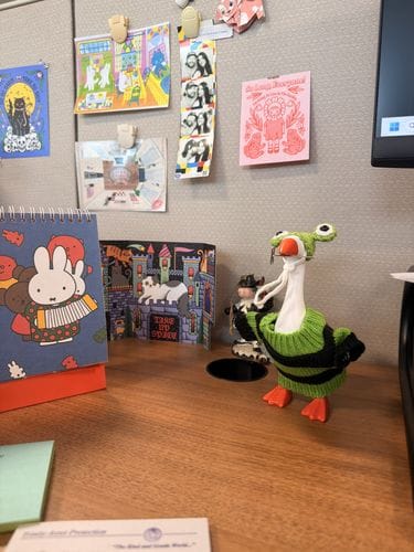having too many desk decorations