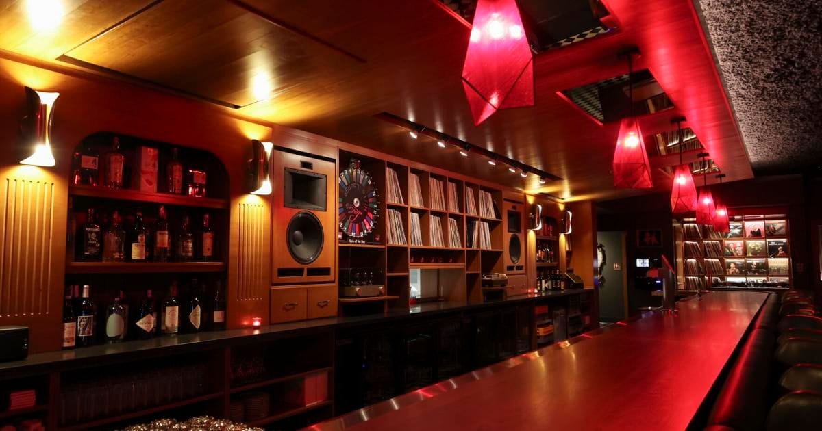 Lola’s hi-lo lounge