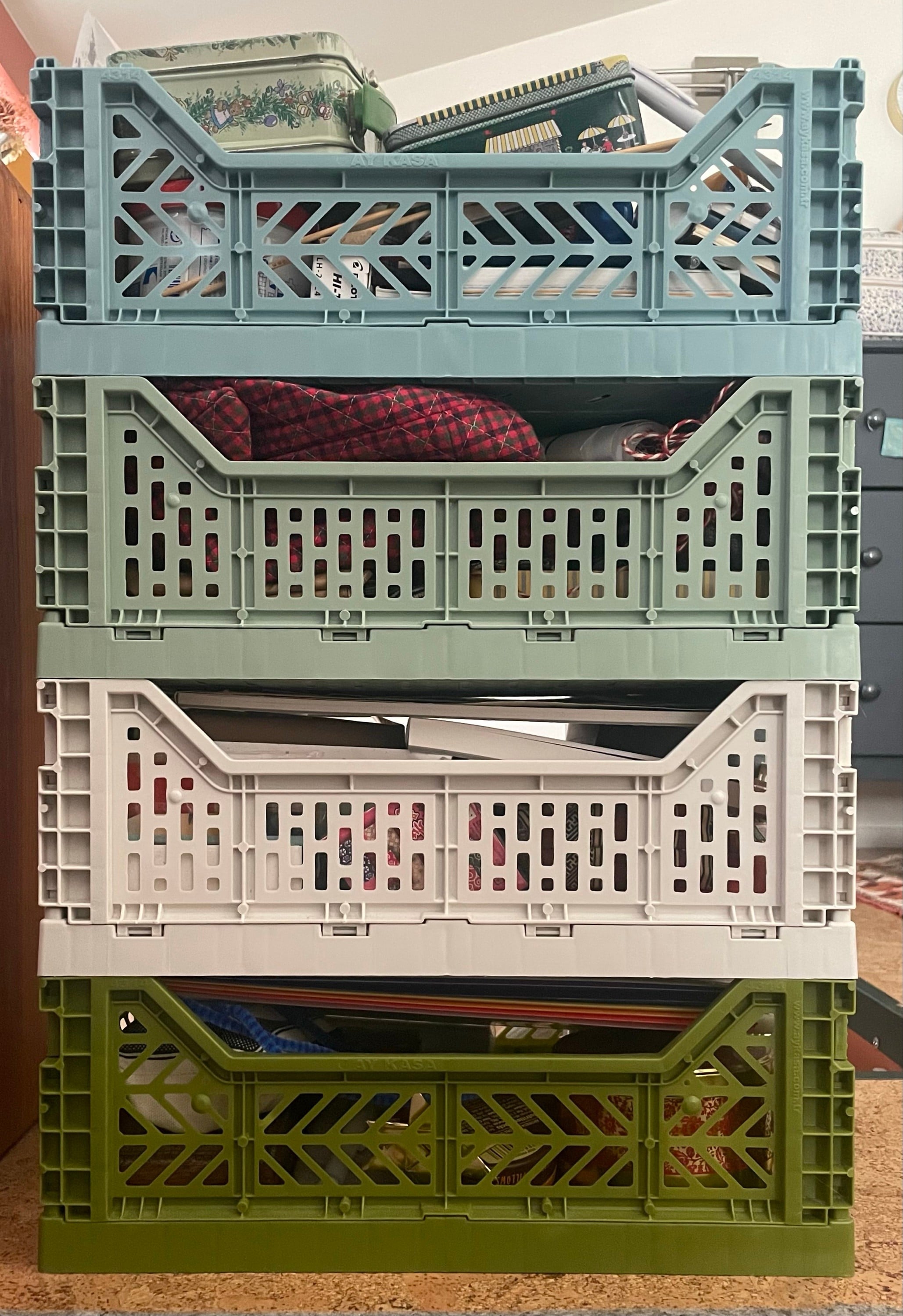 Collapsible plastic crates