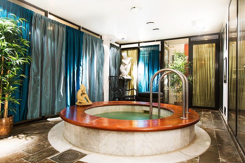 Collector's Victory Hotel 