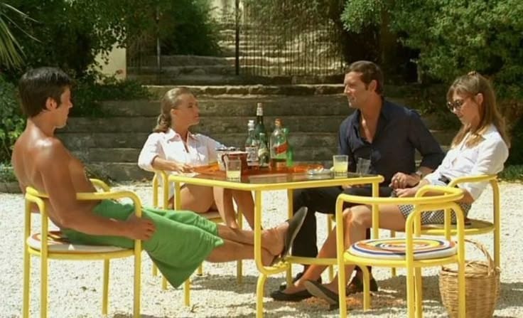 The outdoor dining area in La Piscine 