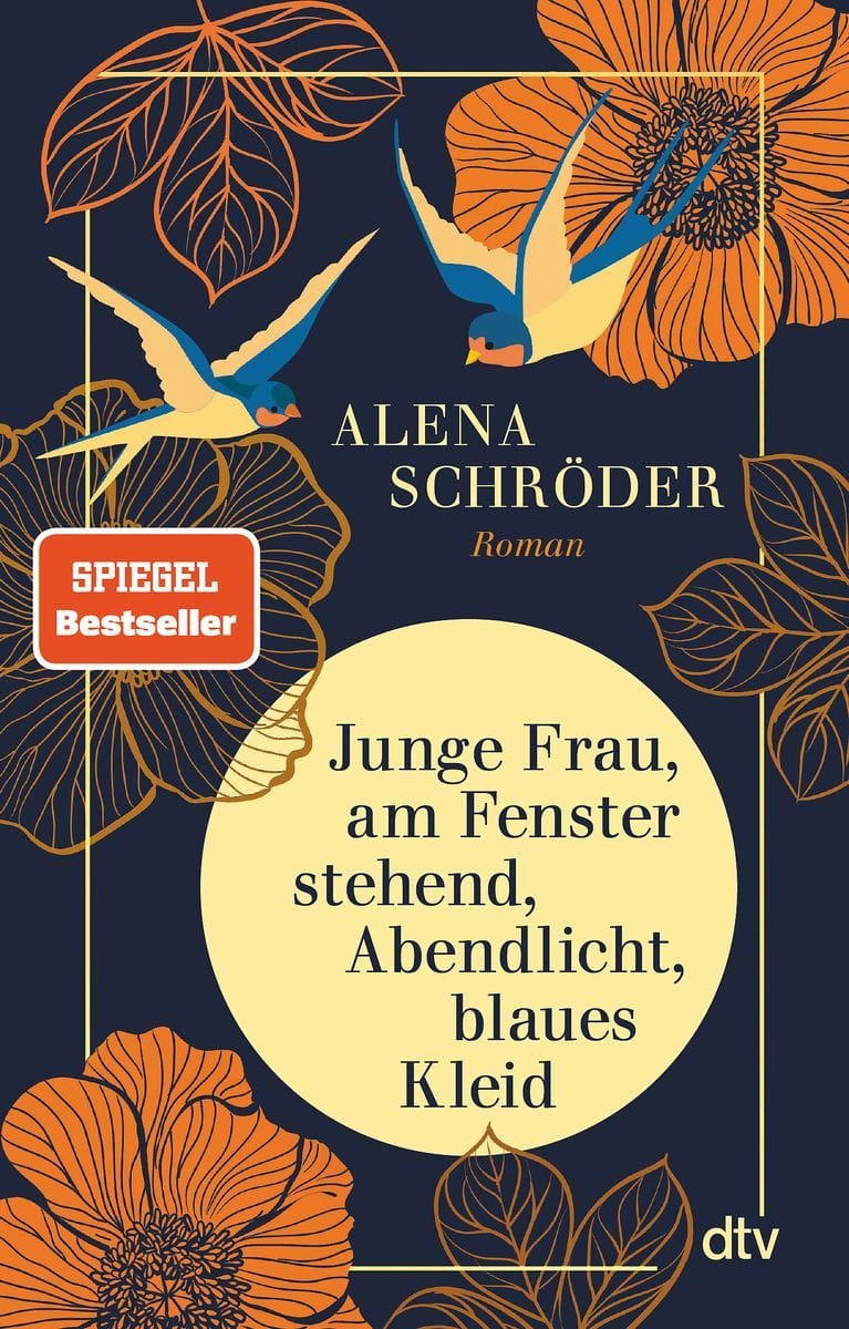 "Junge Frau, am Fenster stehend, Abendlicht, blaues Kleid" (Alena Schröder)