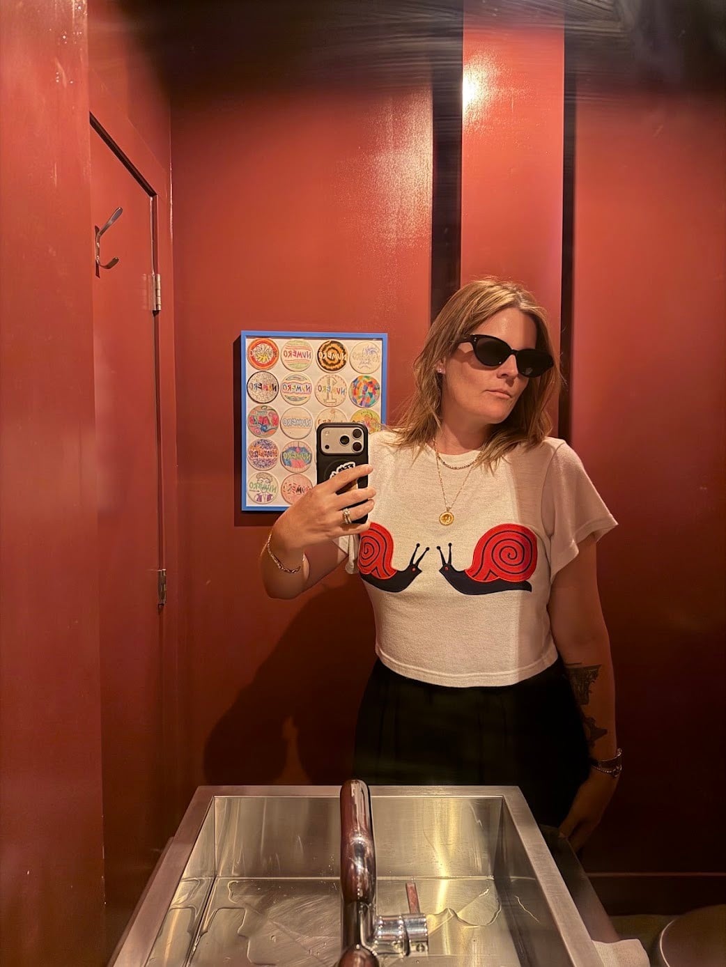 Take selfies in bar bathrooms