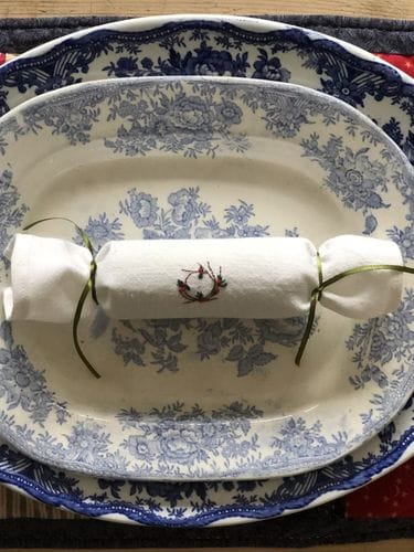 DIY: Embroidered Linen Christmas Crackers